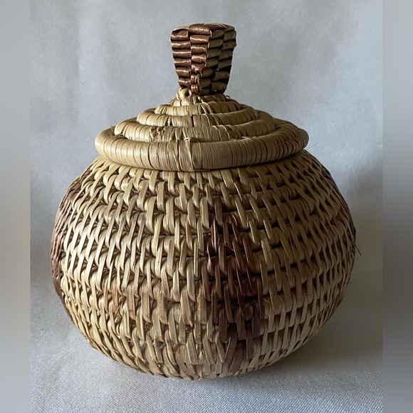 Hand Woven Native American Lidded Basket and Seed Bead Brooch - Picture 5 of 8
